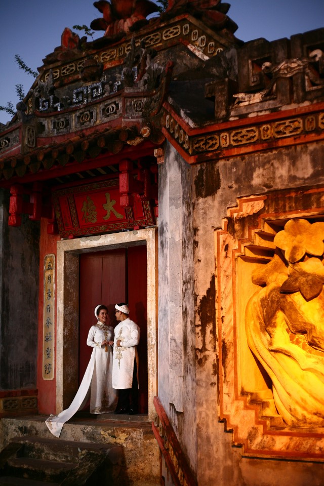 白いアオザイを着たベトナム人男性と女性